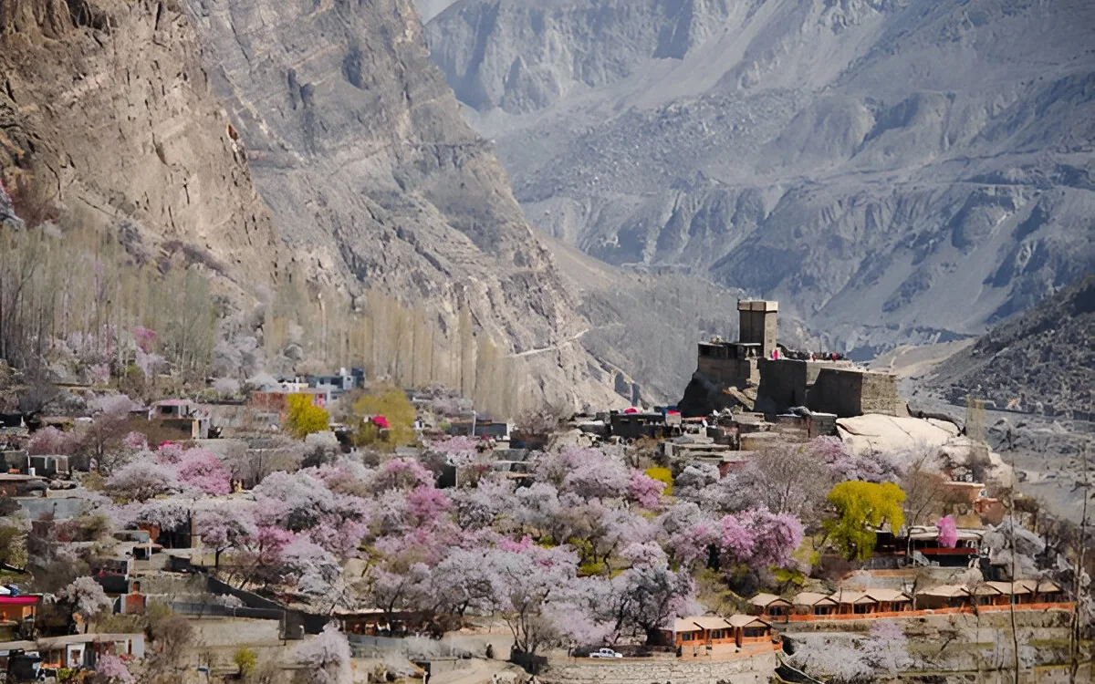 Hunza vs Kashmir (Neelum Valley): Green vs Grand