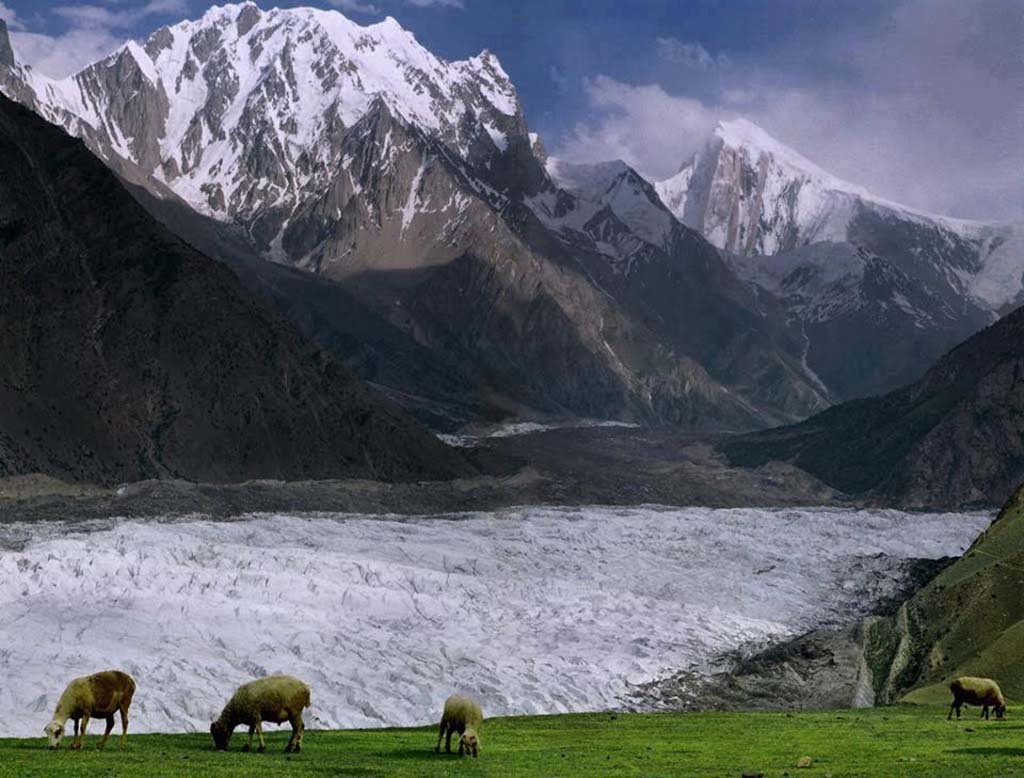 Hopper Valley Nagar Guide — Glacier Views & Village Stays